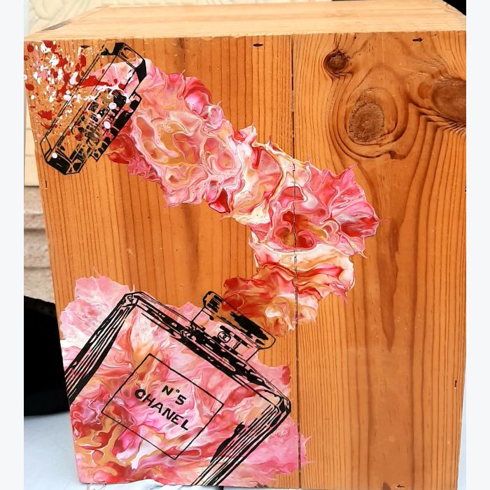 Table de chevet parfum Chanel avec caisse de vin en bois