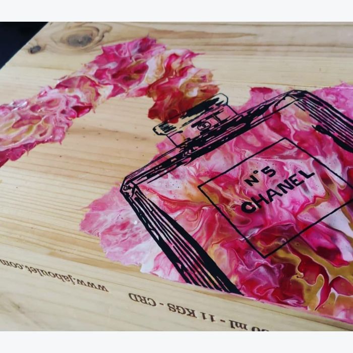 Table de chevet parfum Chanel avec caisse de vin en bois