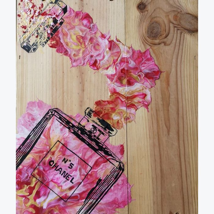 Table de chevet parfum Chanel avec caisse de vin en bois