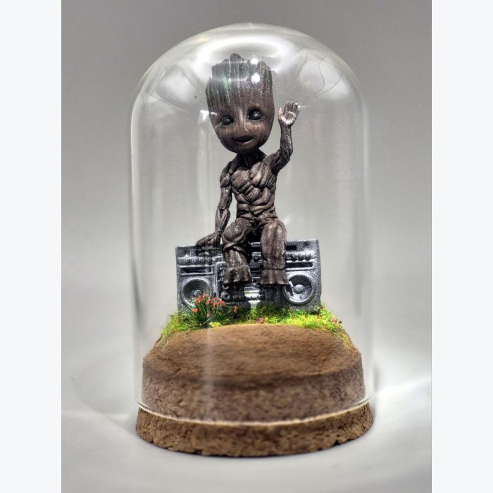 Diorama Baby Groot – Figurine artisanale inspirée des Gardiens de la Galaxie