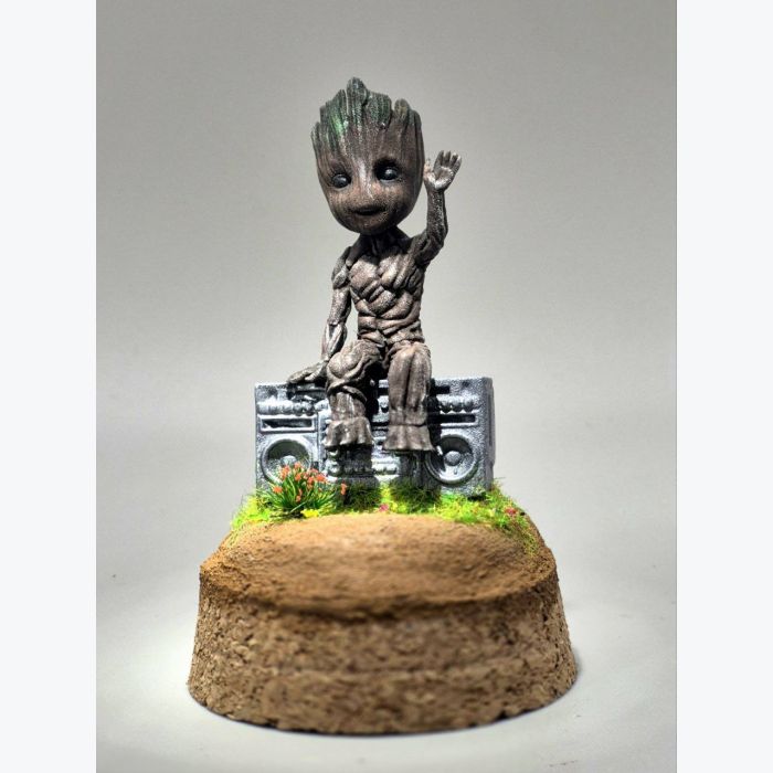 Diorama Baby Groot – Figurine artisanale inspirée des Gardiens de la Galaxie