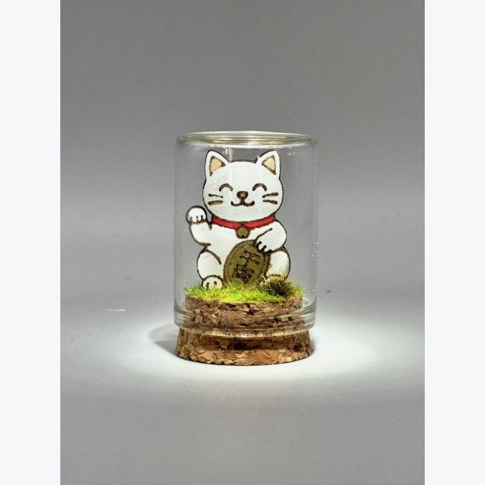 Mini Maneki-Neko sous Cloche – Porte-Bonheur Japonais Artisanal