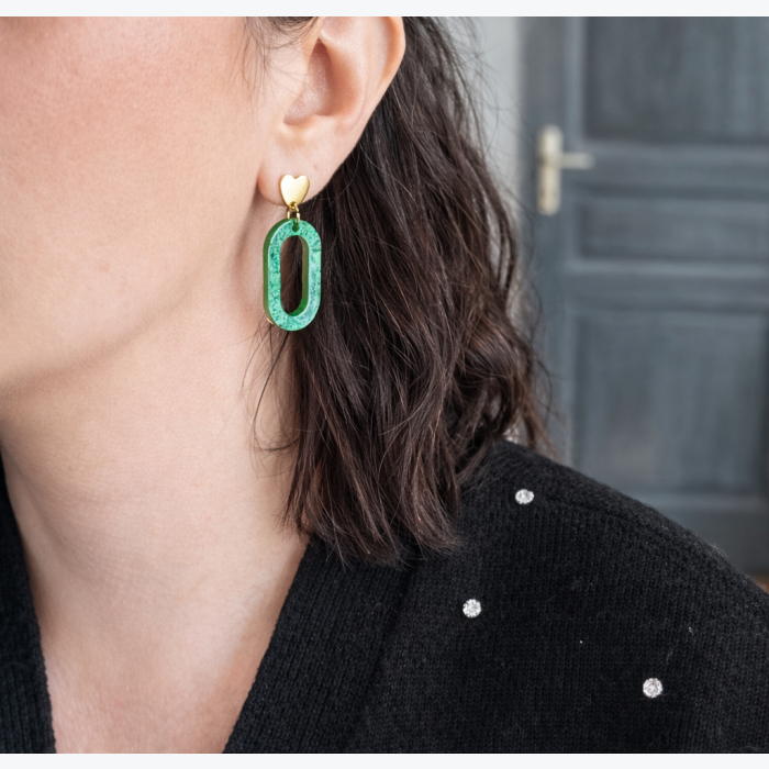Boucles d'oreilles puce coeur et pampille résine ovale