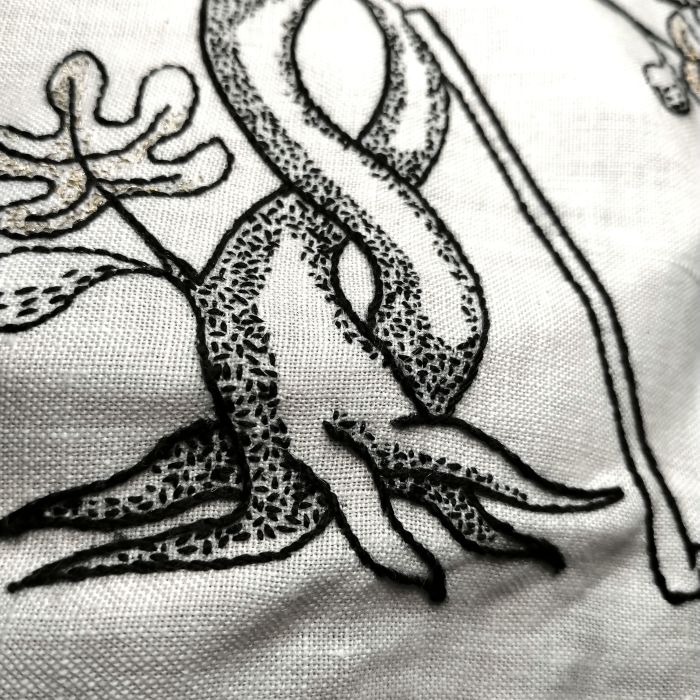 Broderie noire en soie et fil d'or - Persistances
