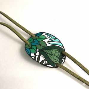 Bracelet dessiné sur polycarbonate motifs fleurs de sarong