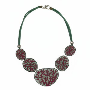 Collier plastron galet tour de cou