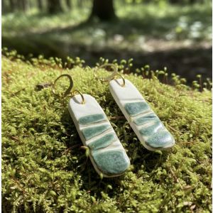 Boucles d’oreilles en porcelaine blanche et émail vert antique