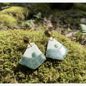 Boucles d’oreilles en porcelaine blanche et émail vert antique