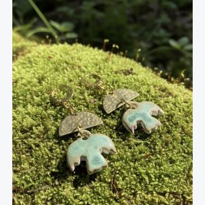 Boucles d’oreilles oiseaux en porcelaine blanche et émail vert antique