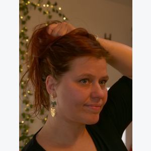 Boucles d’oreilles oiseau et feuille en porcelaine blanche et émail vert antique