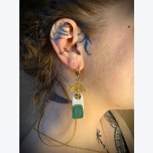 Boucles d’oreilles en porcelaine blanche et émail vert antique