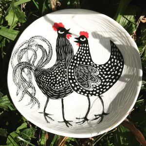 Grande assiette poule et coq en grès céramique décorée à la main pièce unique