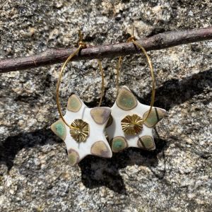 Créoles en porcelaine blanche et émail vert antique