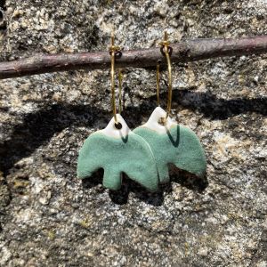 Créoles en porcelaine blanche et émail vert antique