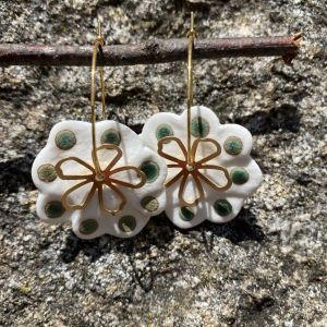 Créoles en porcelaine blanche et émail vert antique