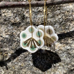 Créoles en porcelaine blanche et émail vert antique