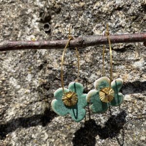 Créoles en porcelaine blanche et émail vert antique