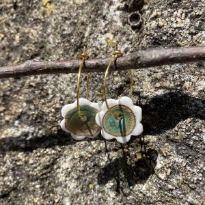 Créoles en porcelaine blanche et émail vert antique