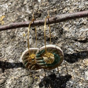 Créoles en porcelaine blanche et émail vert antique