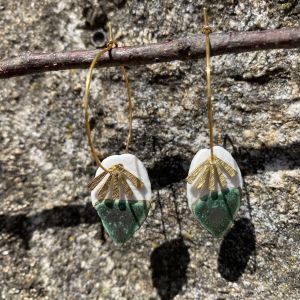 Créoles en porcelaine blanche et émail vert antique