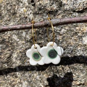 Créoles en porcelaine blanche et émail vert antique