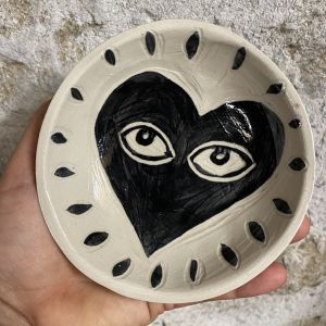 Cœur - Coupelle en grès céramique décorée à la main pièce unique