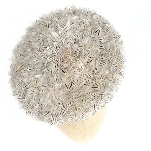 Sur un nuage, chapeau en sisal et plumes