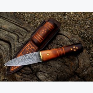 Couteau droit en Arbousier et Laiton. Lame en Damas.