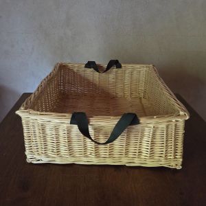 Caisse en osier blanc, poignées en cuir