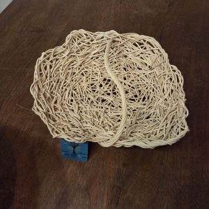 Panier en rotin tressé en entrelacs