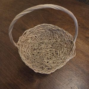 Panier en rotin tressé en entrelacs