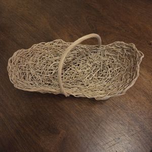 Panier en rotin tressé en entrelacs