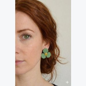 Boucles d'oreilles fleurs GUILLEMETTE – Clous d'oreilles floraux pailletés et satinés – polymère et plaqué or – Cadeau femme chic fait main