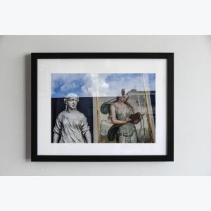 Photo encadrée d'une vitrine d'un antiquaire