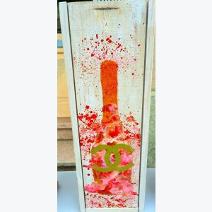 Tableau parfum Chanel sur caisse de vin en bois
