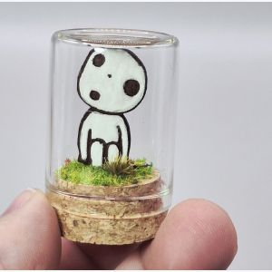 Mini diorama Kodama sous cloche – Déco Japon – Décoration zen inspirée de la forêt.